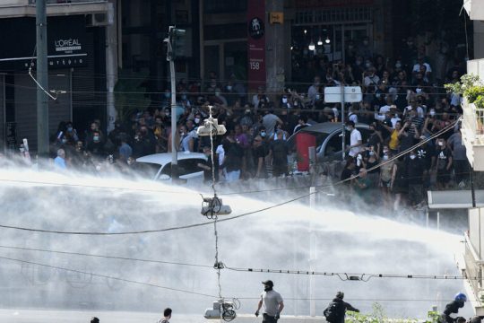 Δεν άντεξε ο Χρυσοχοΐδης τη λαϊκή γιορτή και τη διέλυσε με δακρυγόνα