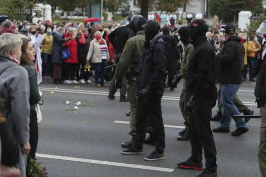 Η κυβέρνηση της Λευκορωσίας επέτρεψε τη χρήση στρατιωτικών όπλων κατά των διαδηλωτών