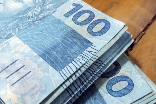 Γερουσιαστής πιάστηκε με μίζα 4.500 ευρώ μέσα στο… εσώρουχό του