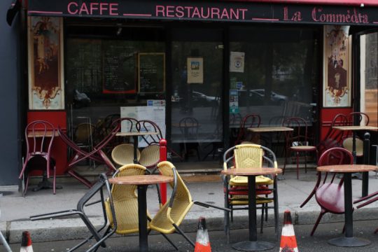 Γεμίζουν οι ΜΕΘ στο Παρίσι, ρεκόρ κρουσμάτων στη Γερμανία