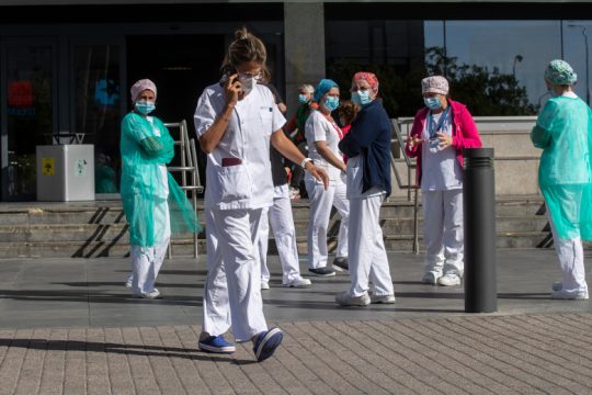 «Καμπανάκι» ΠΟΥ για Ευρώπη: Οι πολίτες κουράστηκαν με τα μέτρα, βρείτε λύση