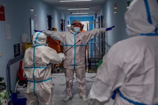 Covid-19: Αρνητικά ρεκόρ σε Γαλλία-Πορτογαλία, φέρνει πιο αυστηρά μέτρα η Γερμανία