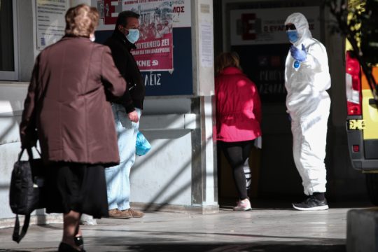 Ξεπέρασαν τους 400 οι νεκροί, αρνητικά τα πρώτα τεστ απ’ το γηροκομείο στην Καρδίτσα