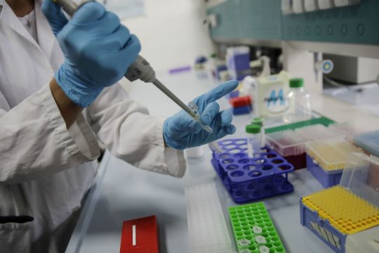 Covid-19: Τι καταγράφουν έρευνες για αντισώματα και παρενέργειες