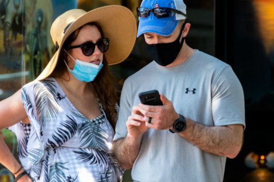 Σχεδόν μήνα αντέχει ο νέος κορονοϊός στην οθόνη του κινητού μας