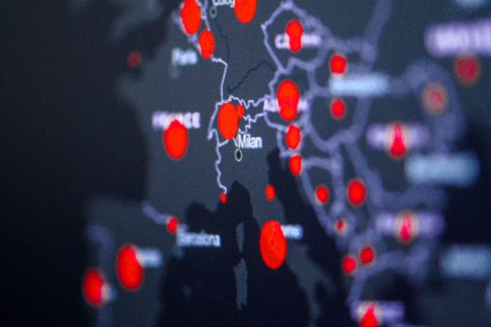 Μάσκες και στους ανοικτούς χώρους στη Ρώμη – Σε συναγερμό το Παρίσι