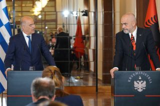 Με όπλο τα εξοπλιστικά και την τελωνειακή σύνδεση