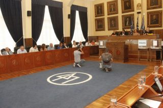Πειραιάς: Ακυρώθηκε συνεδρίαση διά περιφοράς ως «απαράδεκτη και αντιδημοκρατική»
