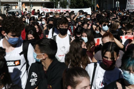 Γιατροί και εκπαιδευτικοί στην 24ωρη απεργία της ΑΔΕΔΥ