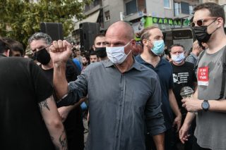 Ο Γ. Βαρουφάκης καταγγέλλει εξύβριση από άνδρα των ΜΑΤ