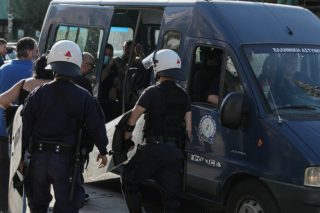 Συλλήψεις χρυσαυγιτών έξω από τα δικαστήρια