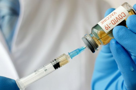 Οι Βρυξέλλες προειδοποιούν ότι δεν θα υπάρξουν αρκετά εμβόλια