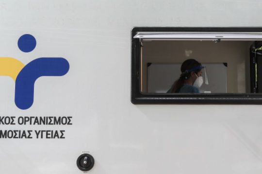 411 νέα κρούσματα, αυξάνονται οι διασωληνώσεις