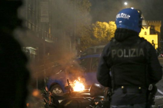 Νύχτα επεισοδίων στη Ρώμη ενόψει νέων μέτρων για την πανδημία