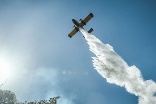 Επίγεια και εναέρια μέσα στη μάχη για να μην πλήξει η φωτιά το δάσος της Δαδιάς