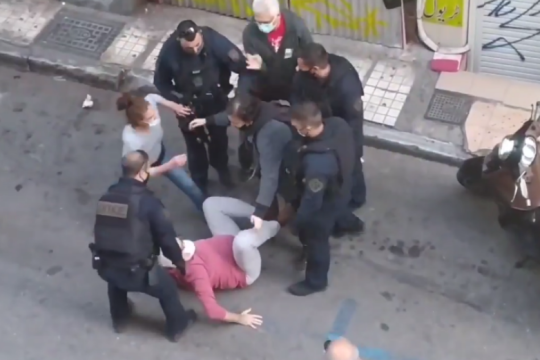 Προπηλακισμοί και απειλές από αστυνομικούς στα γραφεία του ΣΕΚ [ Βίντεο ]