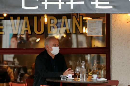 «Πυρήνας» Covid-19 η γαλλική Γερουσία, ρεκόρ εβδομάδας στην Ισπανία