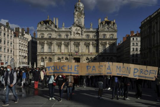 Τέσσερις μαθητές μεταξύ των συλληφθέντων για τον αποκεφαλισμό του καθηγητή