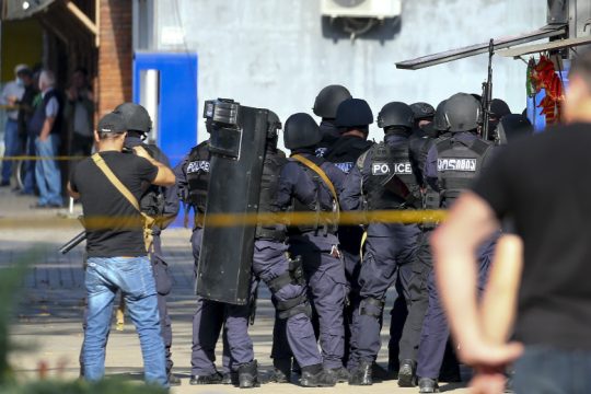Ένοπλος κρατά ομήρους σε τράπεζα της Γεωργίας