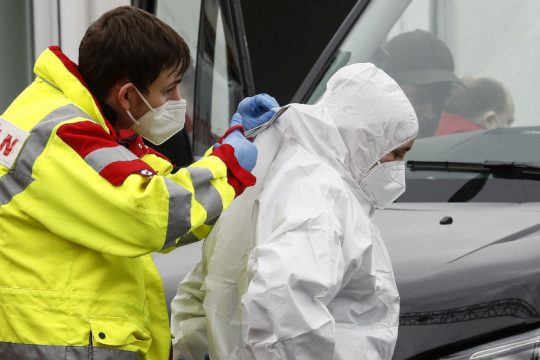 Στο «κόκκινο» η Ευρώπη, ενώ η Κομισιόν ζητά κοινούς κανόνες για καραντίνα