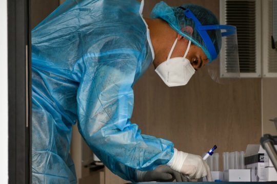 Με 20 νεκρούς σε δύο μέρες, ο Covid δείχνει τα δόντια του