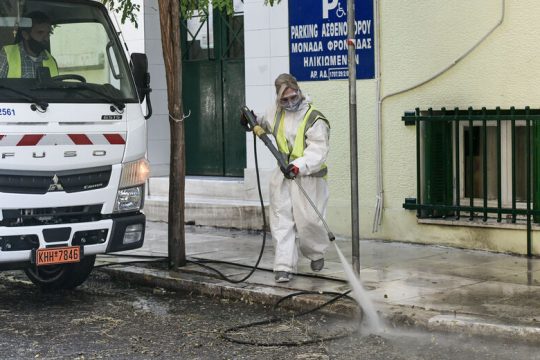 Η πανδημία χτυπάει ανελέητα τα γηροκομεία και στην Ελλάδα