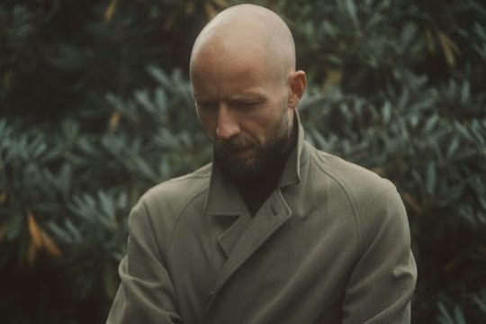 Ο Sivert Hoyem «στοιχειώνει» το φθινόπωρο με το νέο του τραγούδι