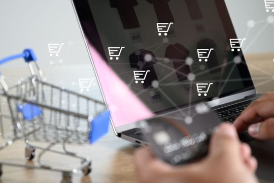 Οι βρόμικες e-μπίζνες της πανδημίας