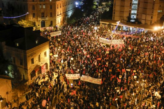 Χιλιάδες Ισραηλινοί έξω από την κατοικία του Νετανιάχου