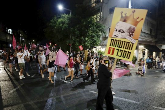Δεκάδες χιλιάδες διαδηλωτές αυξάνουν περαιτέρω την πίεση στον Νετανιάχου