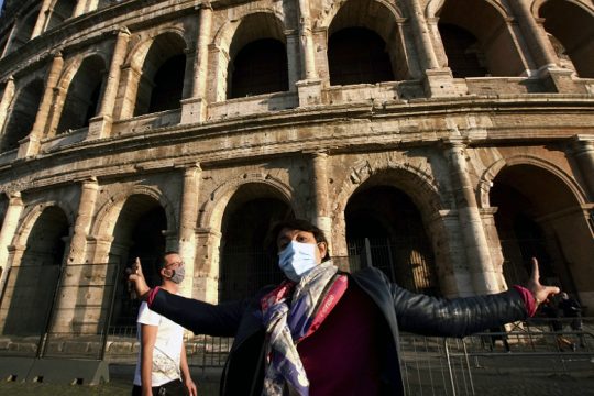 Ένα βήμα πριν το lockdown η Ιταλία που υιοθετεί πιο αυστηρά μέτρα