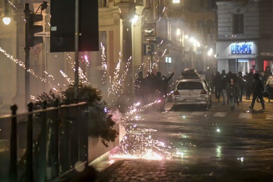 Ιταλία: Σε κλοιό διαδηλώσεων κατά των νέων μέτρων για την πανδημία