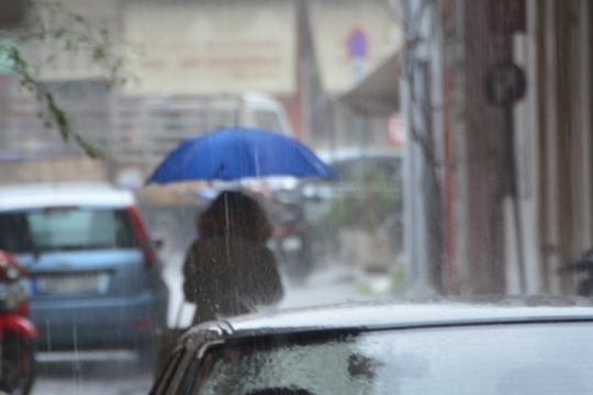 Πέφτει η θερμοκρασία, έρχονται βροχές και καταιγίδες