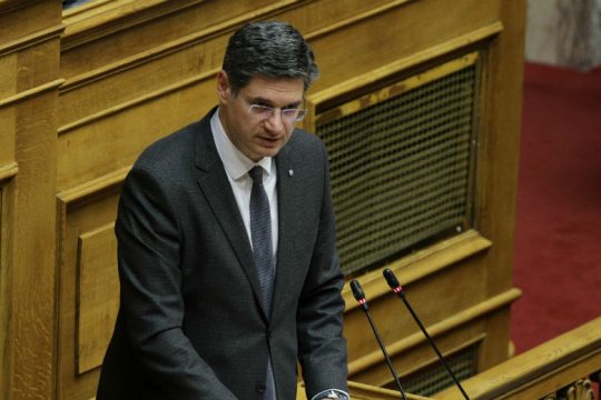 Καλαματιανός: Καταργείτε δια της πλαγίας το νόμο που έσωσε πολλές λαϊκές και πρώτες κατοικίες
