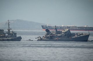 Σύγκρουση ναρκοθηρευτικού του ΠΝ με φορτηγό πλοίο, στο λιμάνι του Πειραιά