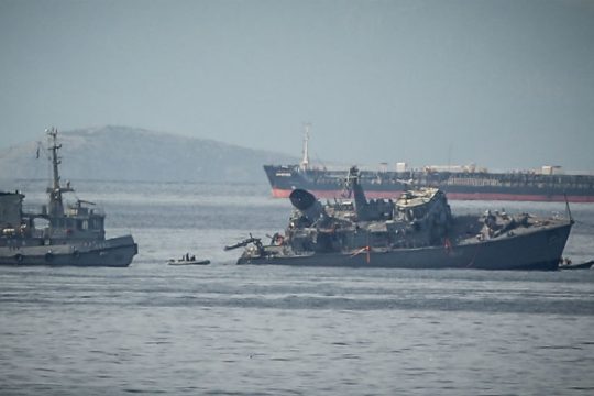 Σύγκρουση ναρκοθηρευτικού του ΠΝ με φορτηγό πλοίο, στο λιμάνι του Πειραιά