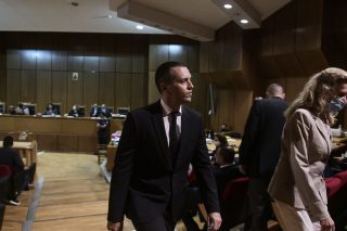 Εκλιπαρούν για αναστολή