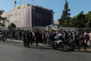 Ξανά συνωστισμός και χάος έξω από τα γραφεία της υπηρεσίας Ασύλου στην Αττική