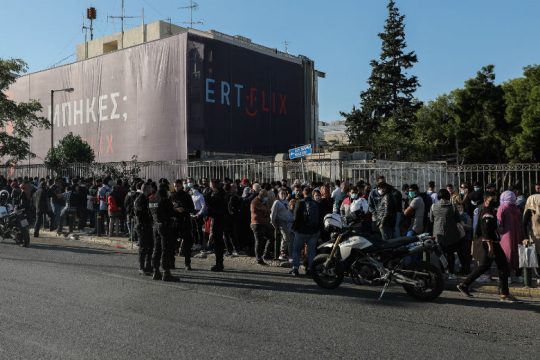 Ξανά συνωστισμός και χάος έξω από τα γραφεία της υπηρεσίας Ασύλου στην Αττική