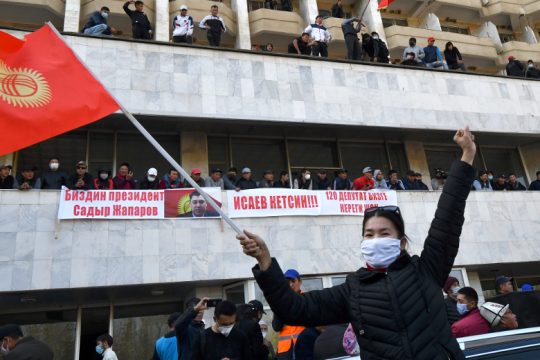 Κιργιστάν: Και πρωθυπουργός και πρόεδρος για να ηρεμήσουν τα πνεύματα