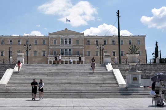 Ο νέος κορονοϊός πρόσβαλε και τη Βουλή