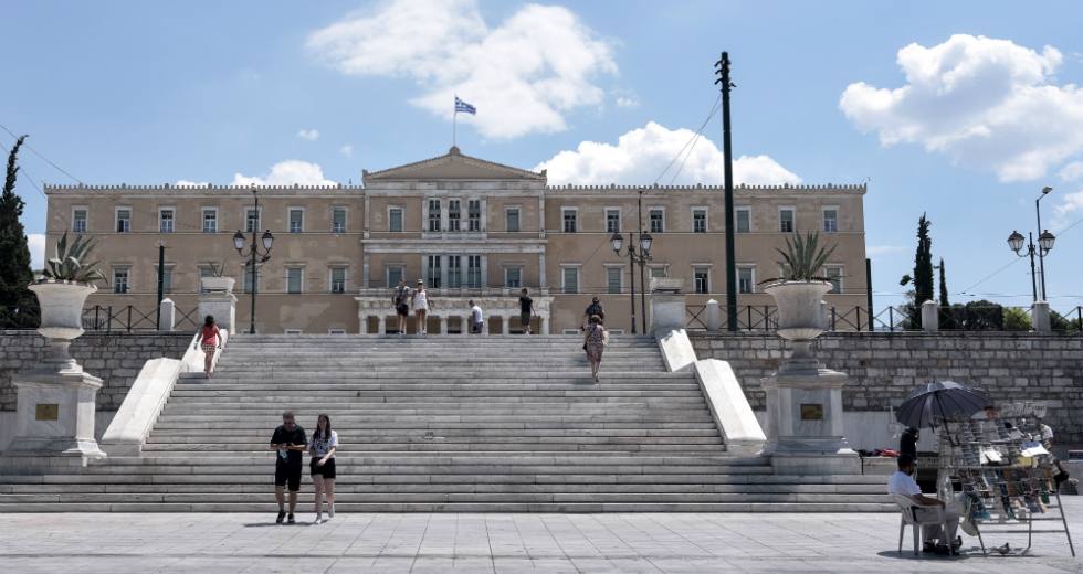 Ο νέος κορονοϊός πρόσβαλε και τη Βουλή