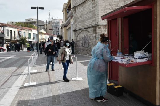 Στην απουσία «ατομικής ευθύνης» αποδίδουν την έκρηξη κορονοϊού οι αρχές της Κοζάνης