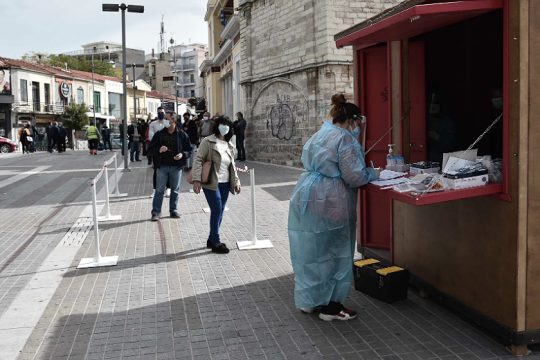 «Καμπανάκια» από την αύξηση κρουσμάτων και εκτός Αττικής