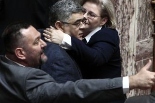 Διορισμοί συζύγων, κυνήγι χρημάτων και τραμπουκισμοί