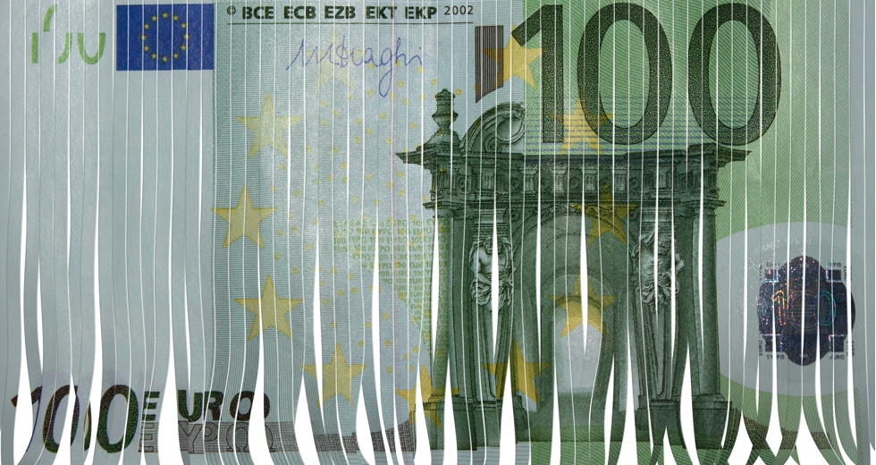Αλλους τους πτωχεύουν κι άλλους τους… κουρεύουν