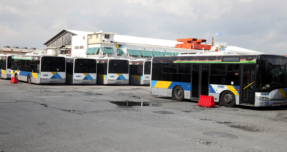 Παίζουν «κρυφτό» με τα τρόλεϊ και τα λεωφορεία