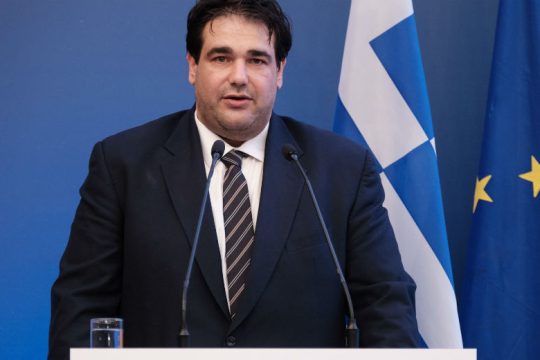 Έξι αιχμηρά ερωτήματα ΣΥΡΙΖΑ για τον «εθελοντή» με το ποινικό παρελθόν
