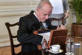 Επαναφέρουν ως μετακλητό τον υμνητή της χούντας!