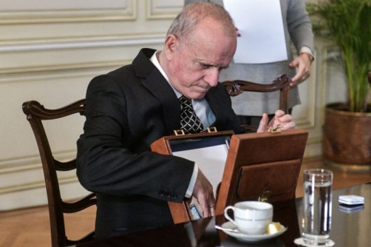 Η Αυγέρη καλεί τον Λούλη να καταθέσει τα ανύπαρκτα πτυχία του